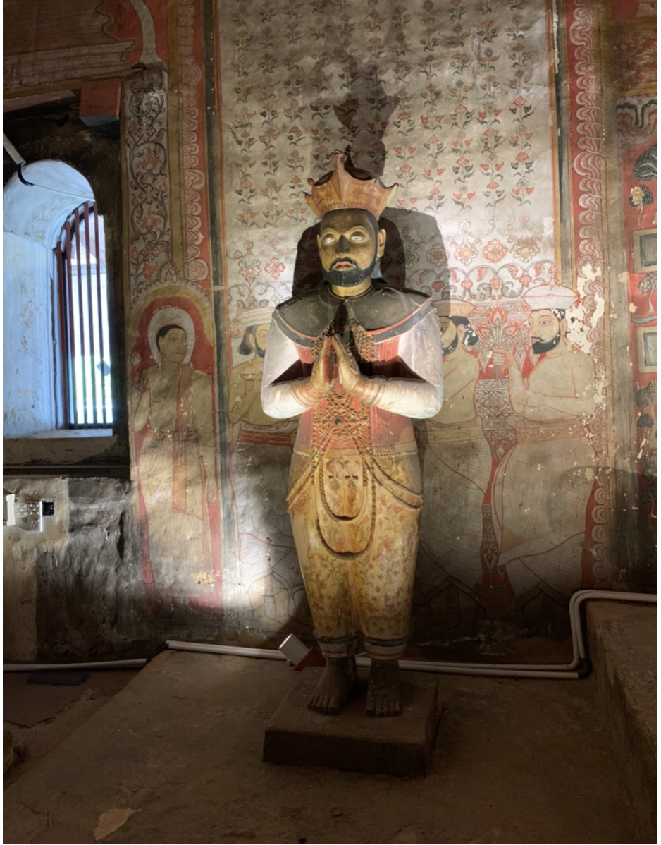ダンブッラ石窟寺院第3窟にある王の像