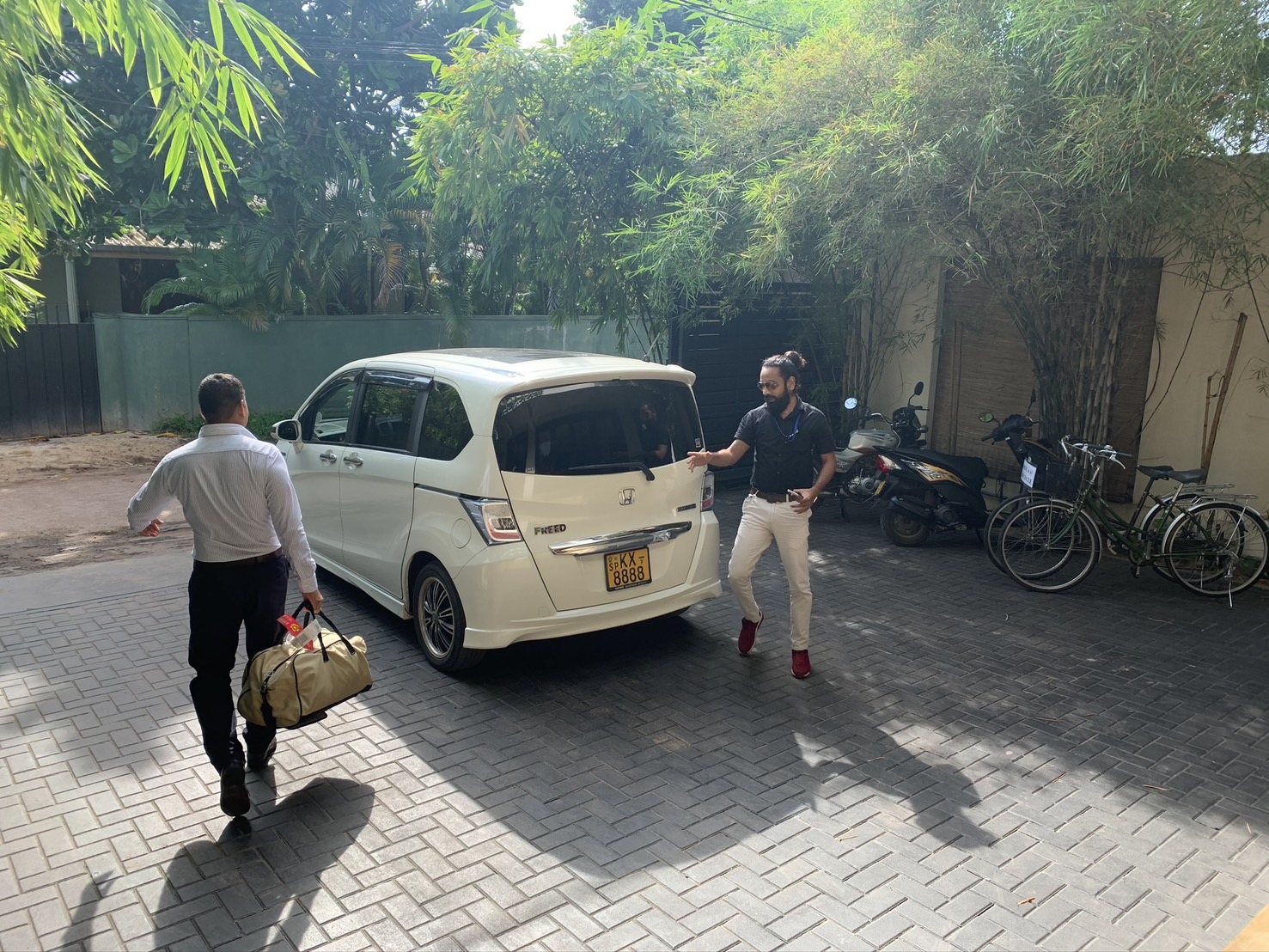 スリランカ旅行で専用車移動を活用するイメージ