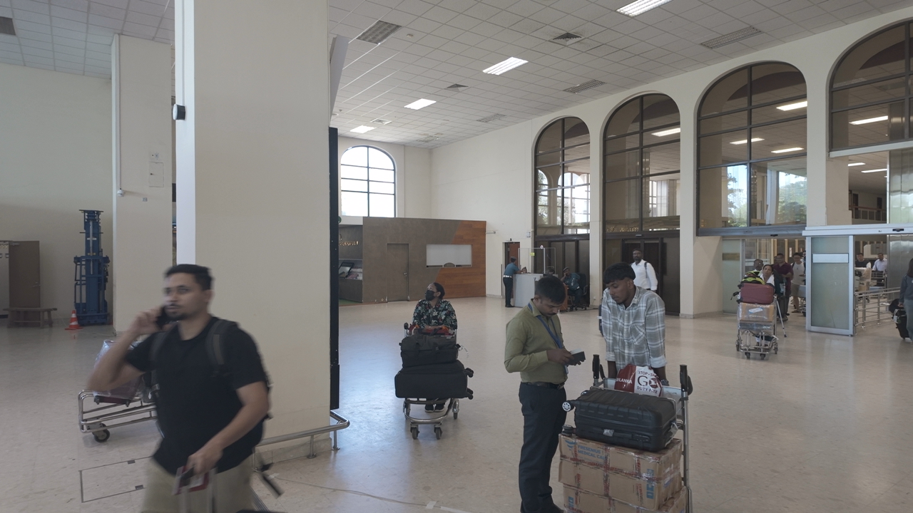 スリランカ到着後の空港送迎と荷物移動のイメージ